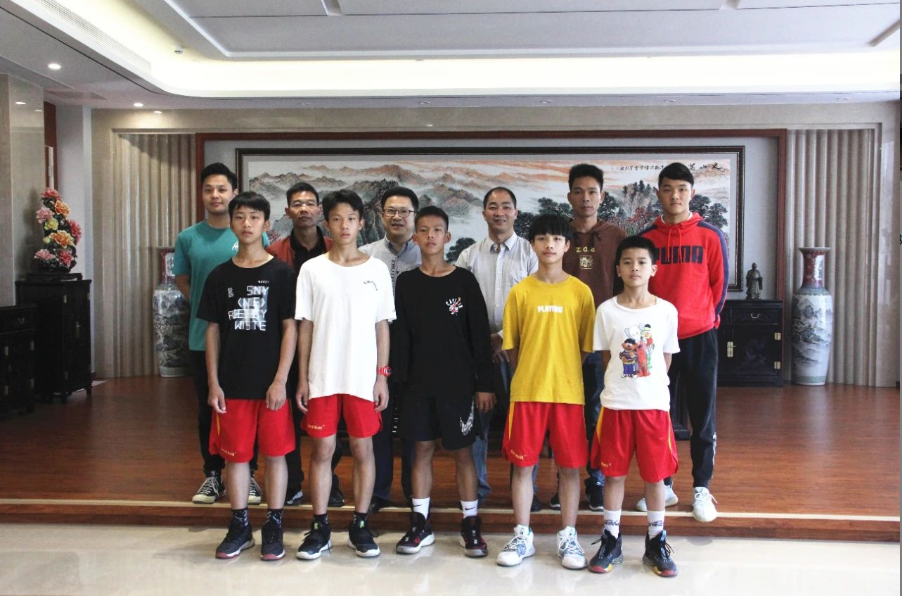 高村中學(xué)陳錫榮校長(zhǎng)，籃球少年張家城同學(xué)一行蒞臨衍生健康醫(yī)藥產(chǎn)業(yè)園參觀交