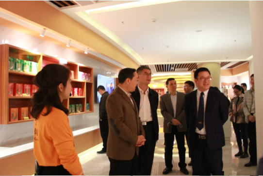 全國政協(xié)委員、南方國際友好聯(lián)絡(luò)會(huì)會(huì)長黃先耀一行蒞臨衍生健康醫(yī)藥產(chǎn)業(yè)園參