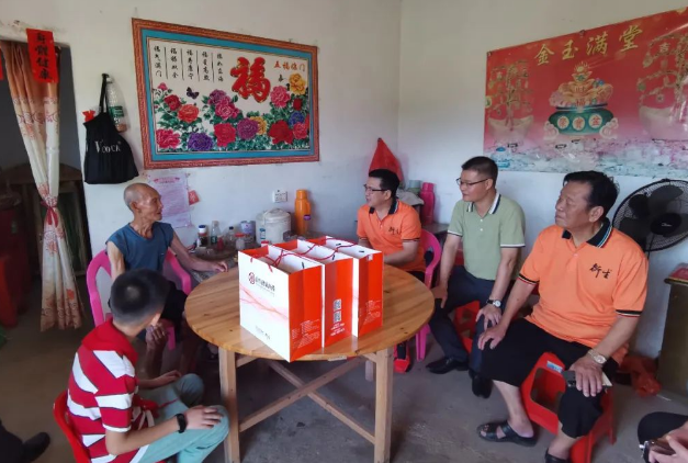 衍生愛 愛傳遞 | 衍生集團(tuán)義工隊(duì)開展“八一”建軍節(jié)走訪慰問活動(dòng)