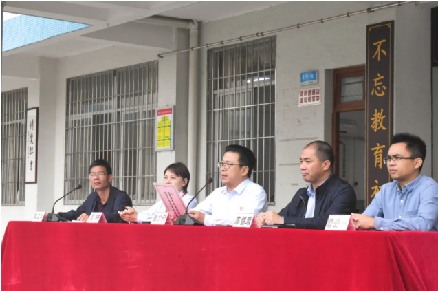 情系師生健康，愛(ài)心守護(hù)未來(lái)丨衍生健康醫(yī)藥向高村中學(xué)捐贈(zèng)價(jià)值28萬(wàn)元的“元旦禮品”