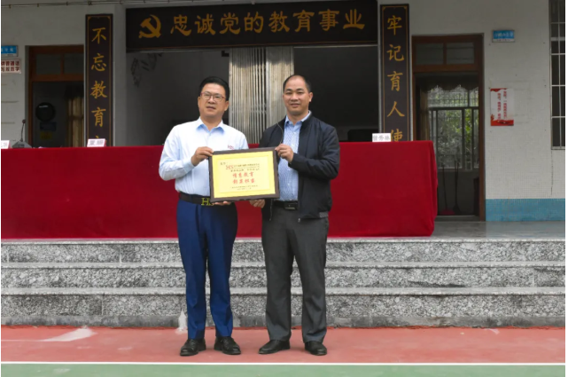 情系師生健康，愛(ài)心守護(hù)未來(lái)丨衍生健康醫(yī)藥向高村中學(xué)捐贈(zèng)價(jià)值28萬(wàn)元的“元旦禮品”